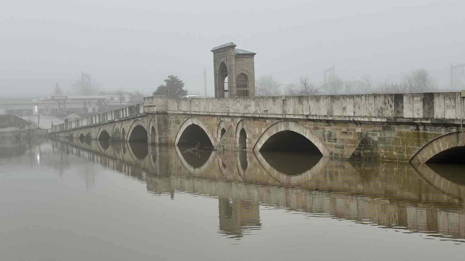 Edirne&rsquo;de nehir taşkınları s&uuml;r&uuml;yor

