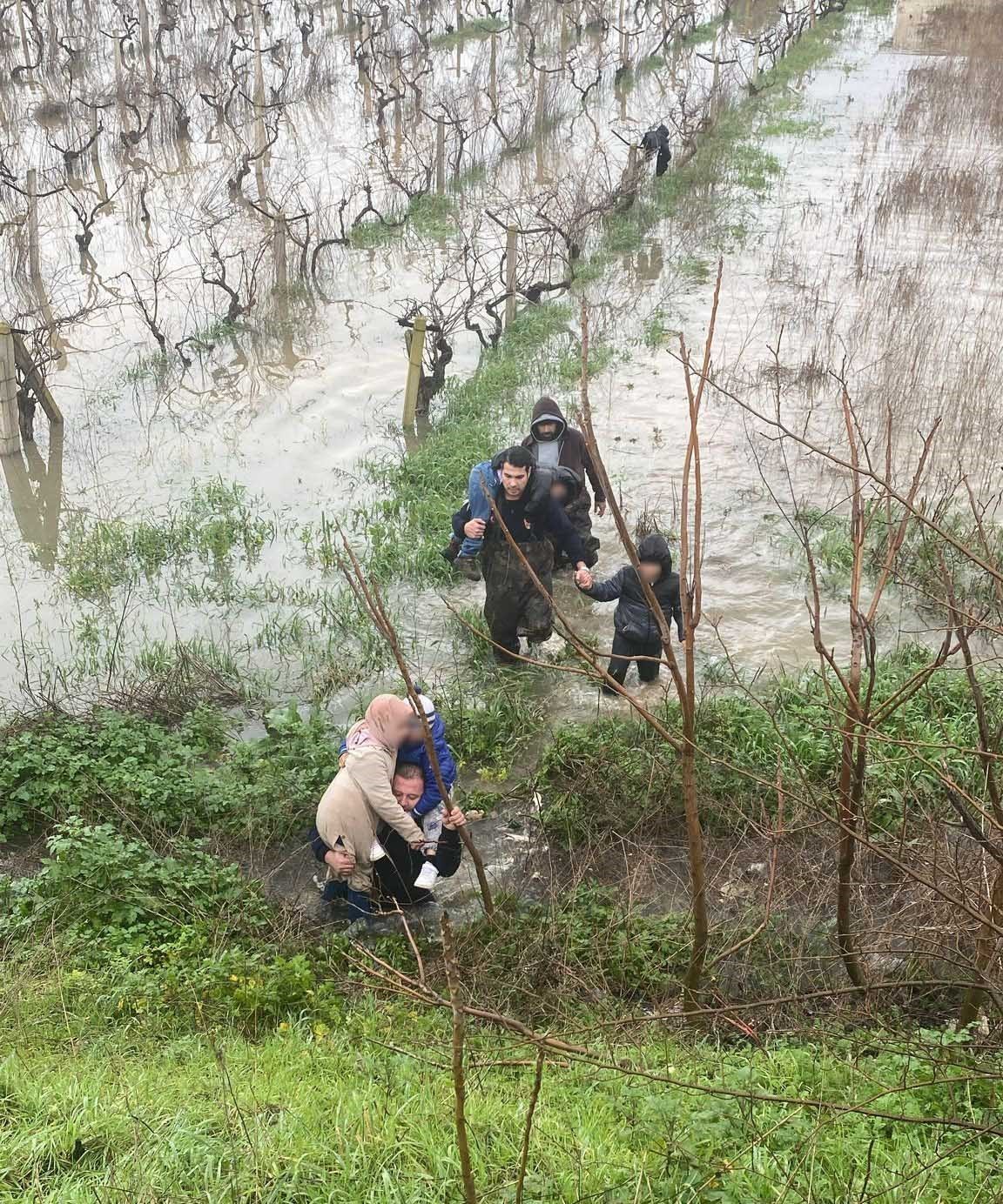 Taşkın sebebiyle mahsur kalan aile kurtarıldı