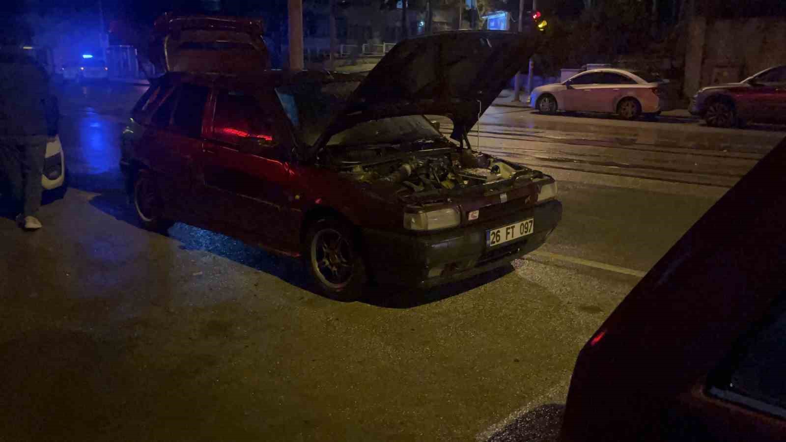 Eskişehir&rsquo;de motor kısmı yanan ara&ccedil; kullanılamaz hale geldi
