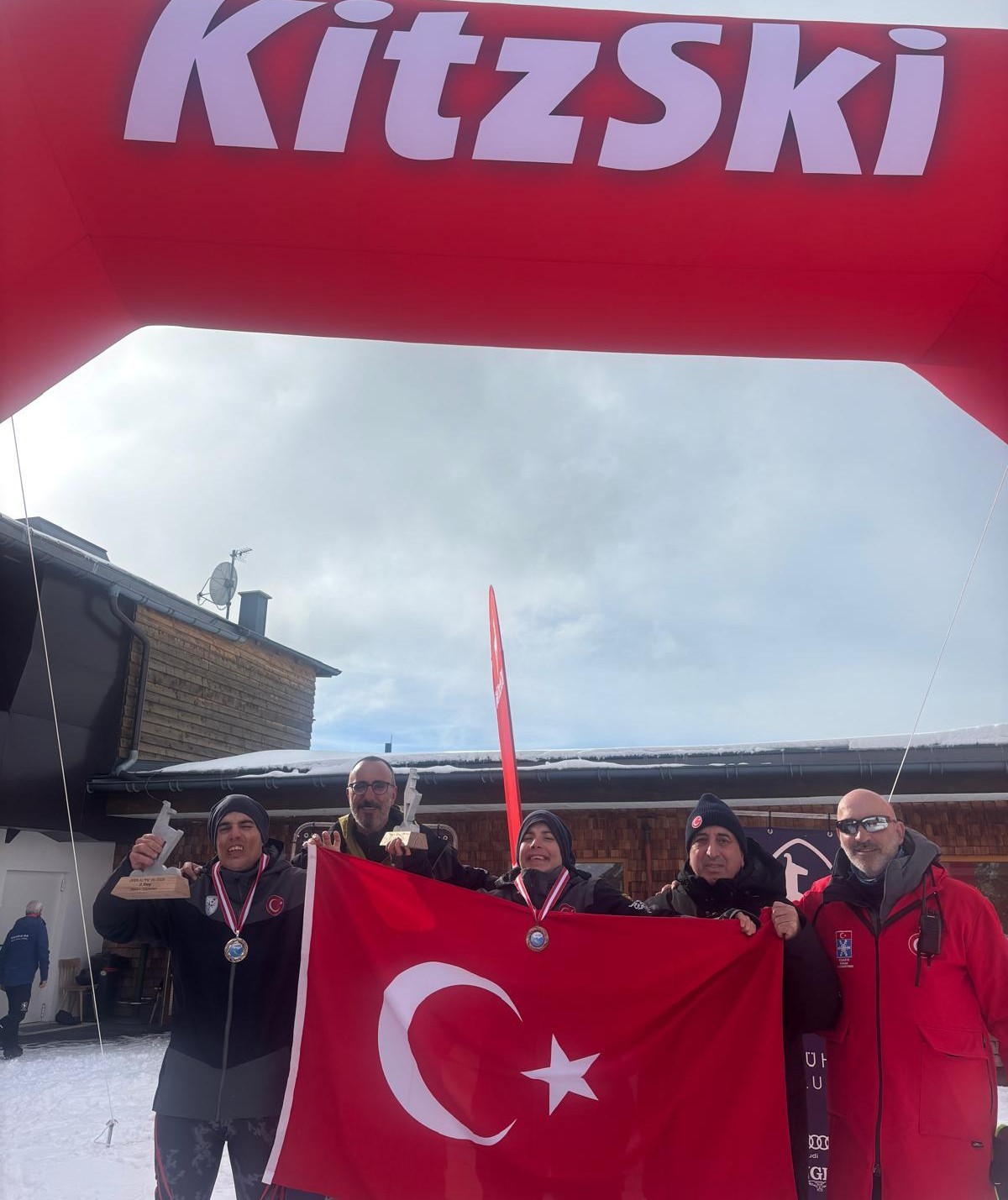 Birg&uuml;l kardeşler yine gururlandırdı
