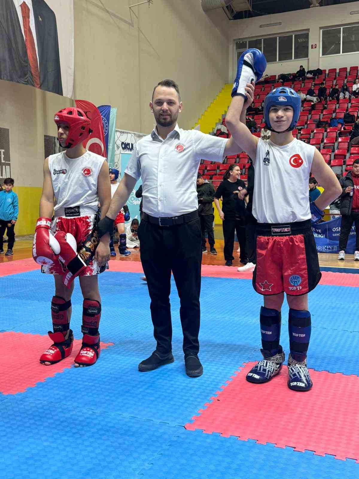 Erzurumlı Kick Boks&ccedil;ular madalyalarla d&ouml;n&uuml;yor
