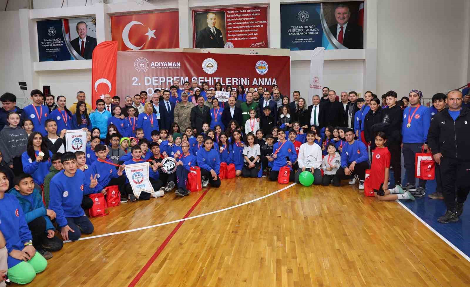 Madalyalar deprem şehitlerinin anısına verildi