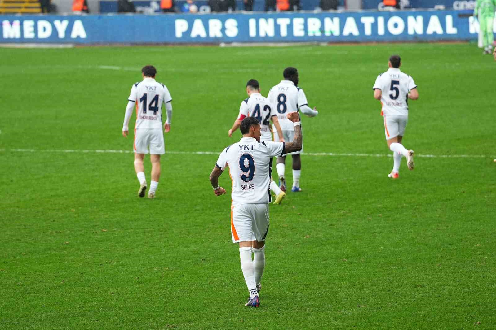 Trendyol S&uuml;per Lig: Ey&uuml;pspor: 0 - Başakşehir: 1 (Ma&ccedil; devam ediyor)
