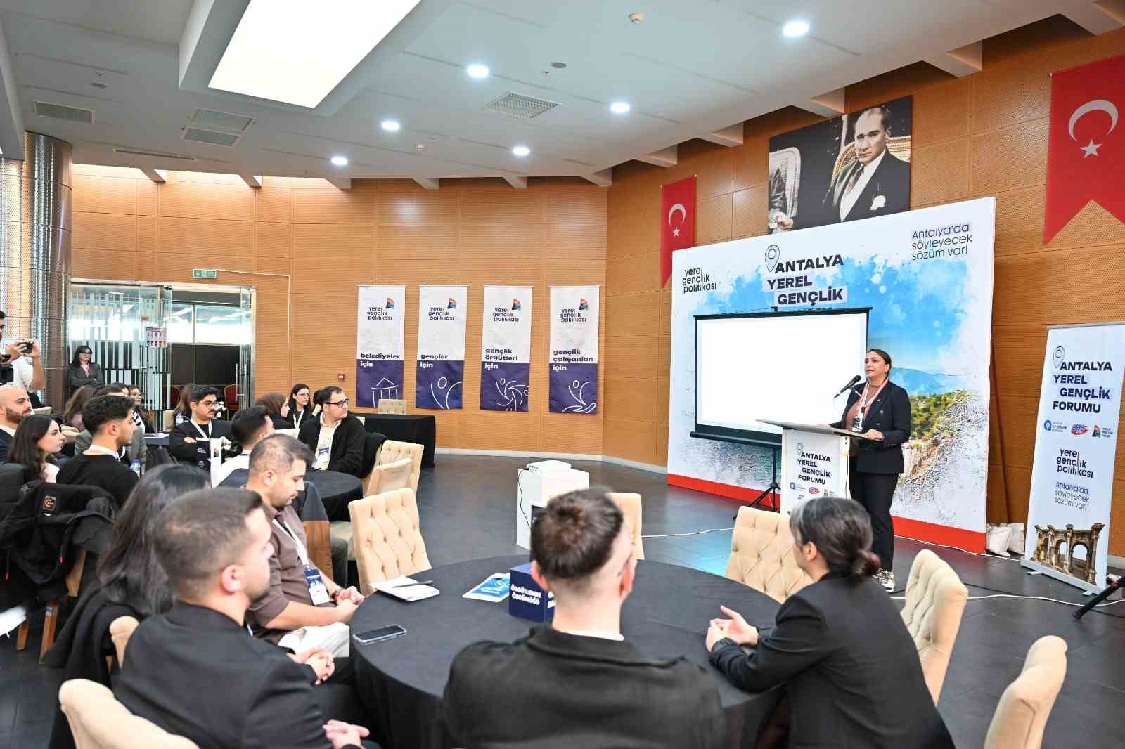 Gen&ccedil;ler &lsquo;Antalya Yerel Gen&ccedil;lik Forumu&rsquo;nda buluştu
