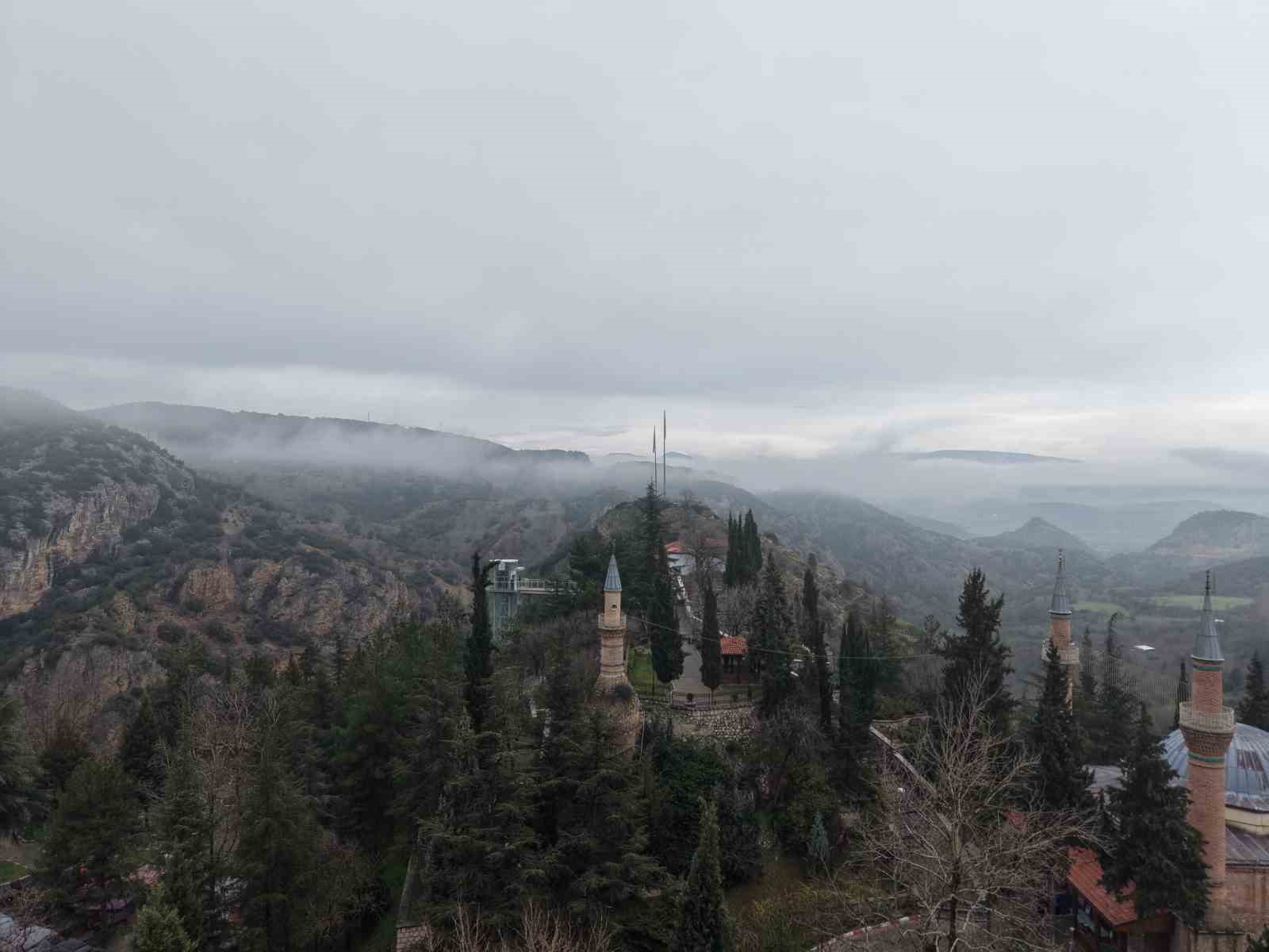 Belekoma Kalesi ve Şeyh Edebali Türbesi’nde sis etkili oldu