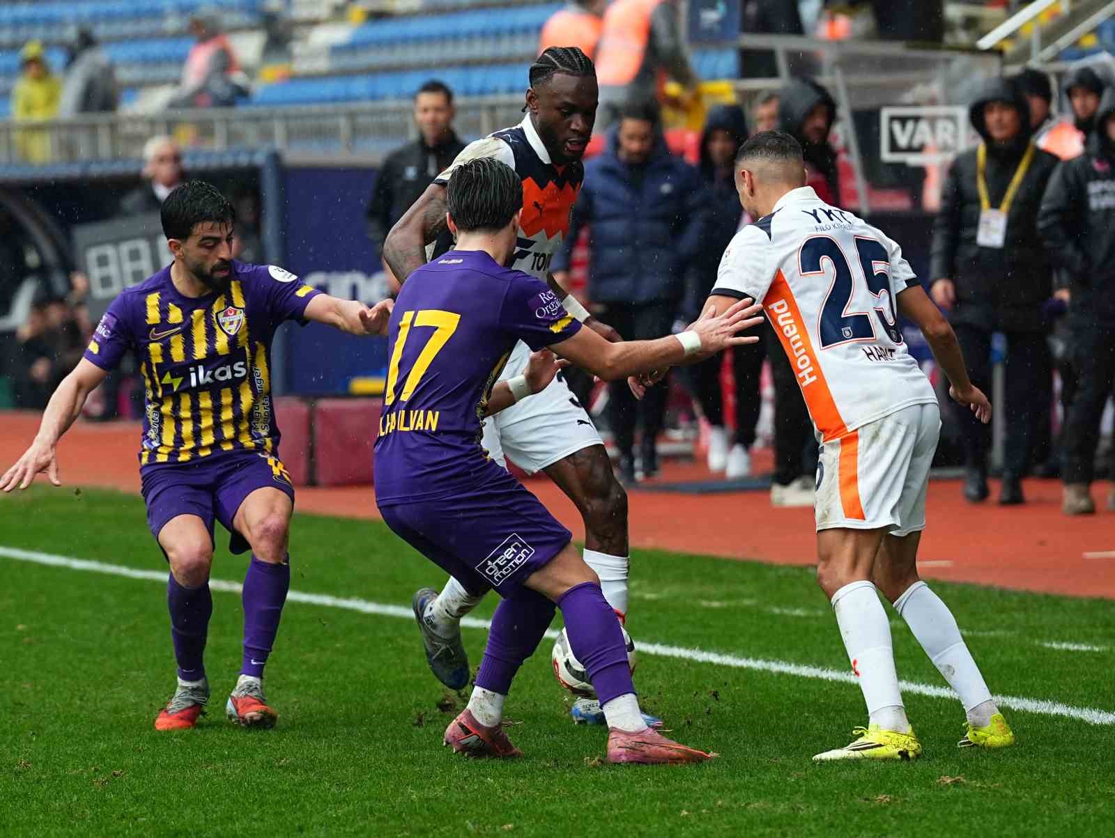 Trendyol S&uuml;per Lig: Ey&uuml;pspor: 0 - RAMS Başakşehir: 1 (İlk yarı)
