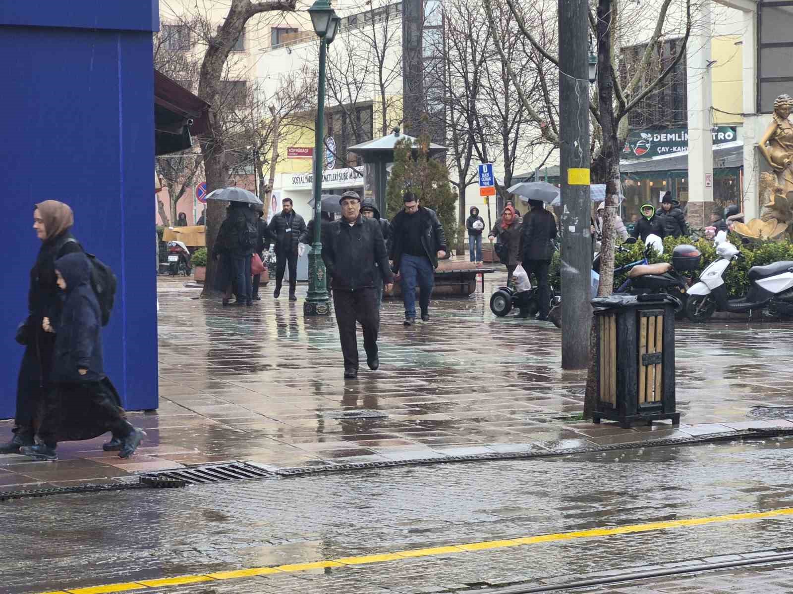 Sağanak yağış kentte etkisini g&ouml;sterdi
