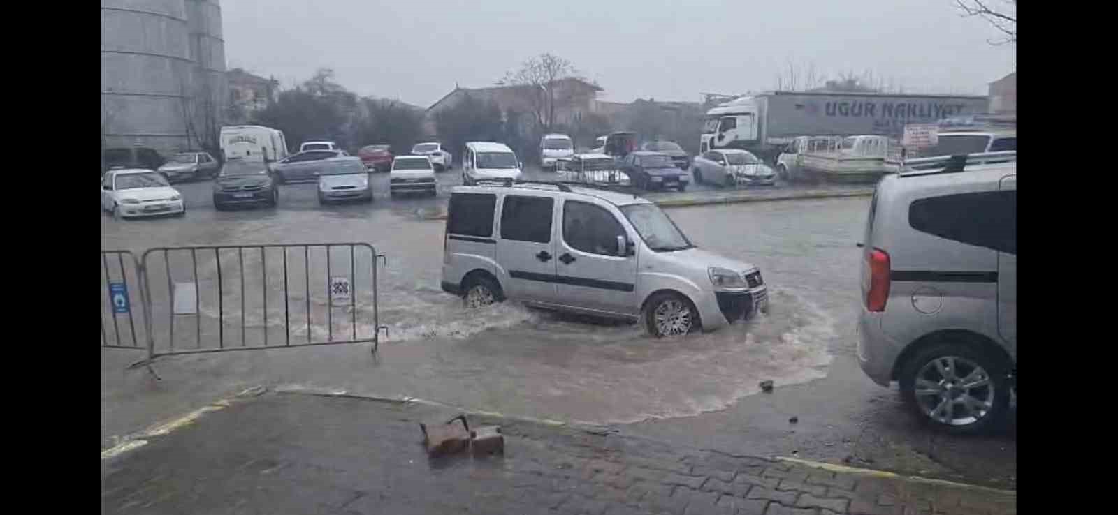 Sağanak yağış hayatı olumsuz etkiledi
