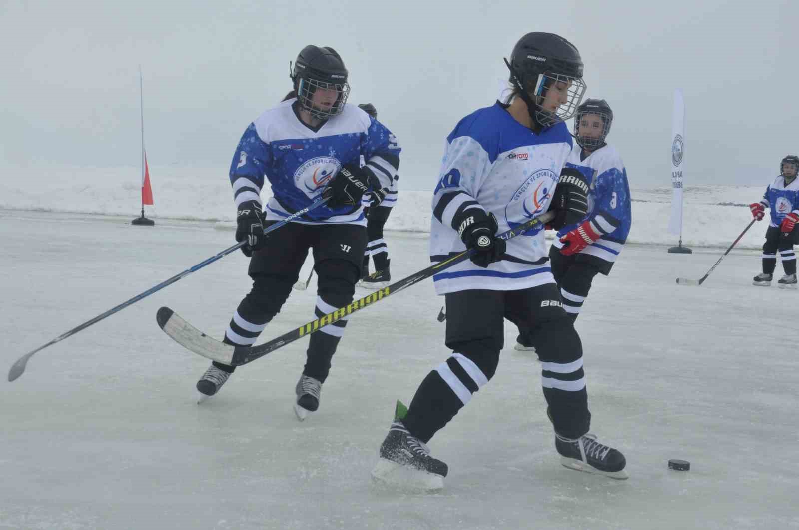 Kars &Ccedil;ıldır G&ouml;l&uuml;&rsquo;nde buz &uuml;st&uuml;nde muhteşem ş&ouml;len
