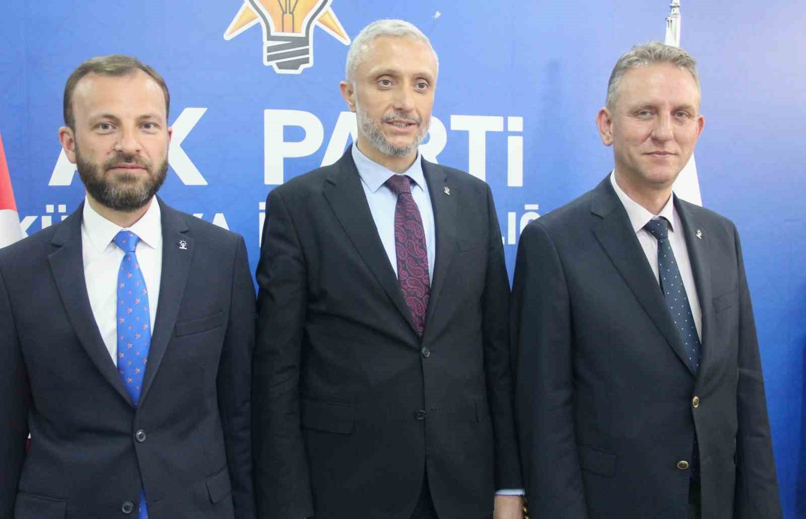 AK Parti Kütahya milletvekilleri, Başkan Güneş’in yerel kıyafetli fotoğrafı üzerinden yapılan paylaşıma tepki gösterdi