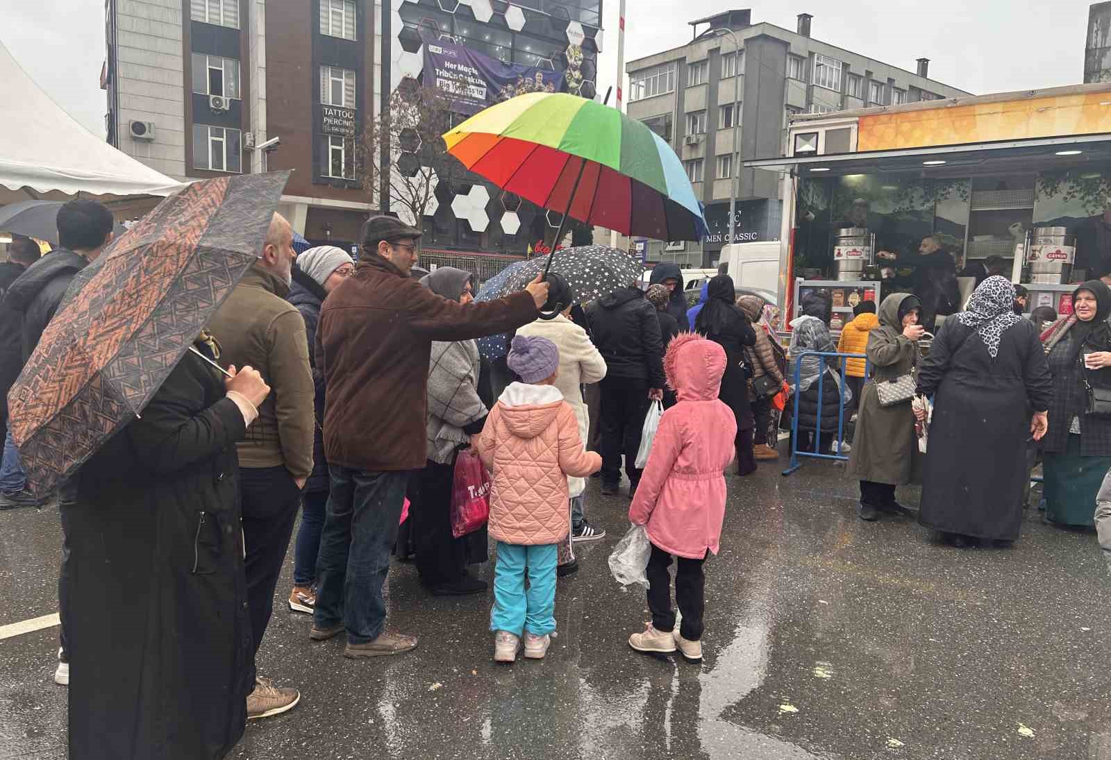 Sağanak yağışa aldırış etmeyen &Uuml;mraniyeliler Hamsi Festivali&rsquo;nde buluştu
