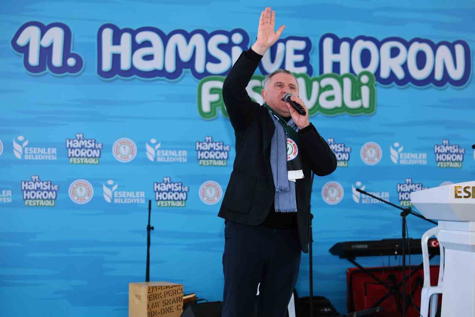 Esenler&rsquo;de 11. Hamsi ve Horon Festivali: 5 ton balık ve helva dağıtıldı
