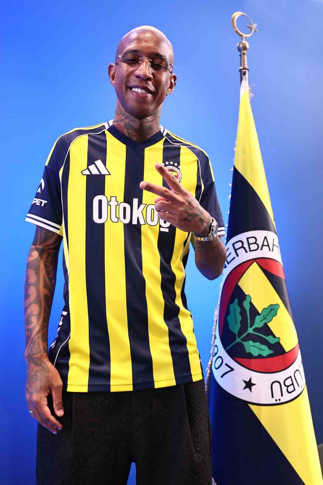 Fenerbah&ccedil;e, Talisca&rsquo;nın s&ouml;zleşmesini 2 yıl uzattı
