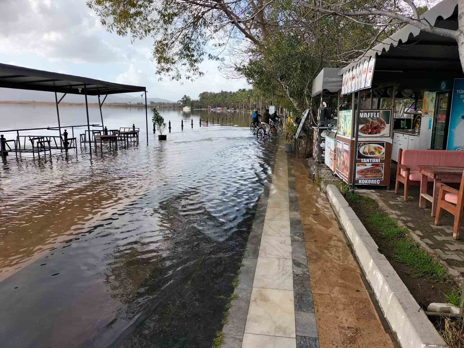 Köyceğiz Gölü’nde taşkın devam ediyor