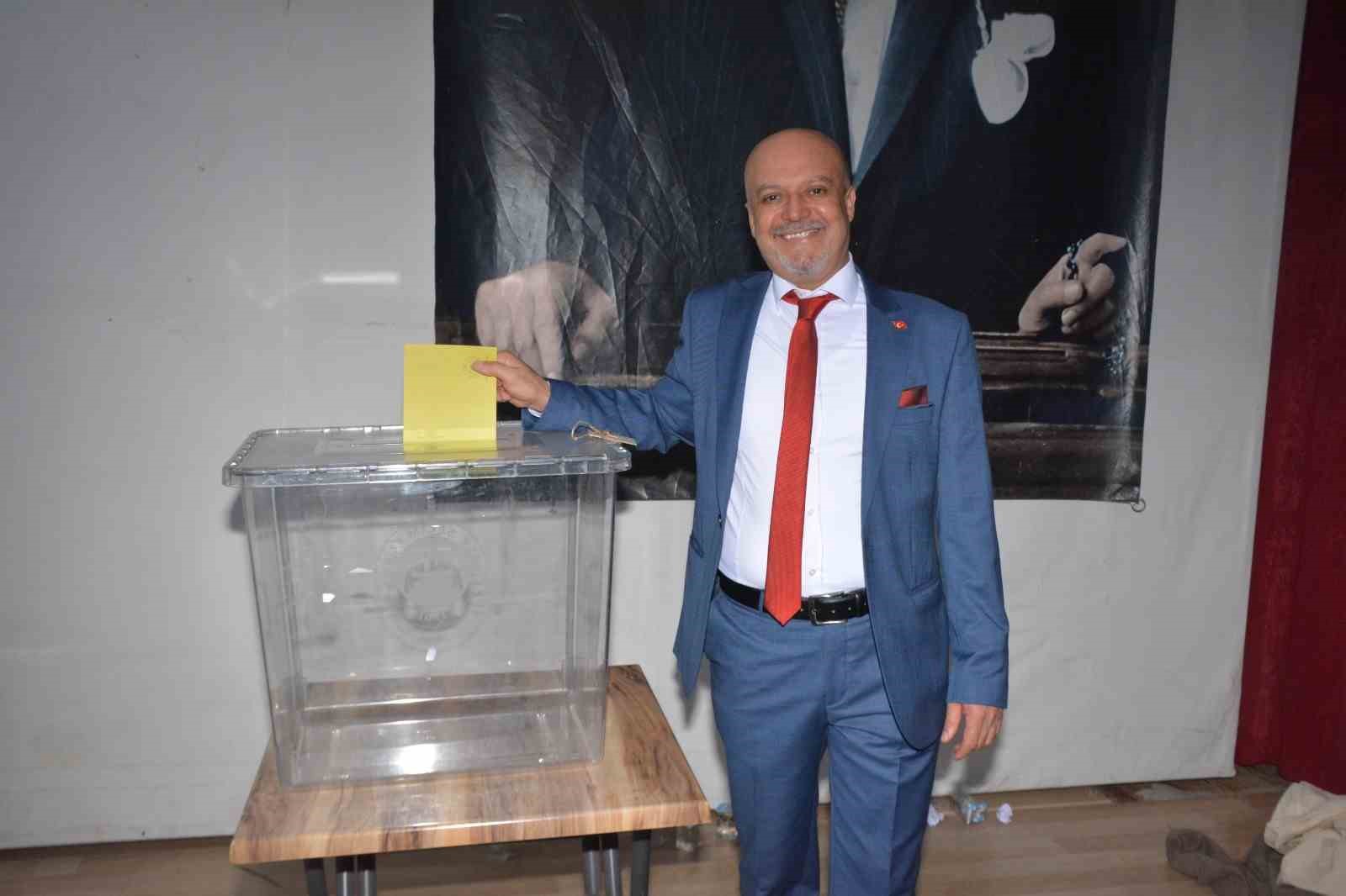 Akhisar’da mevcut başkan 1 oy farkla kazandı