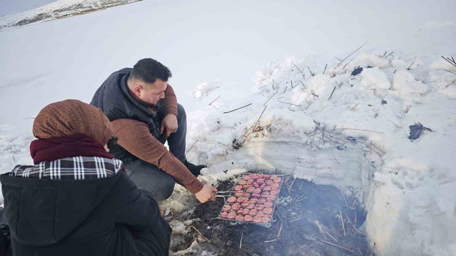 Donan Nazik G&ouml;l&uuml; &uuml;zerinde sucuk ekmek keyfi
