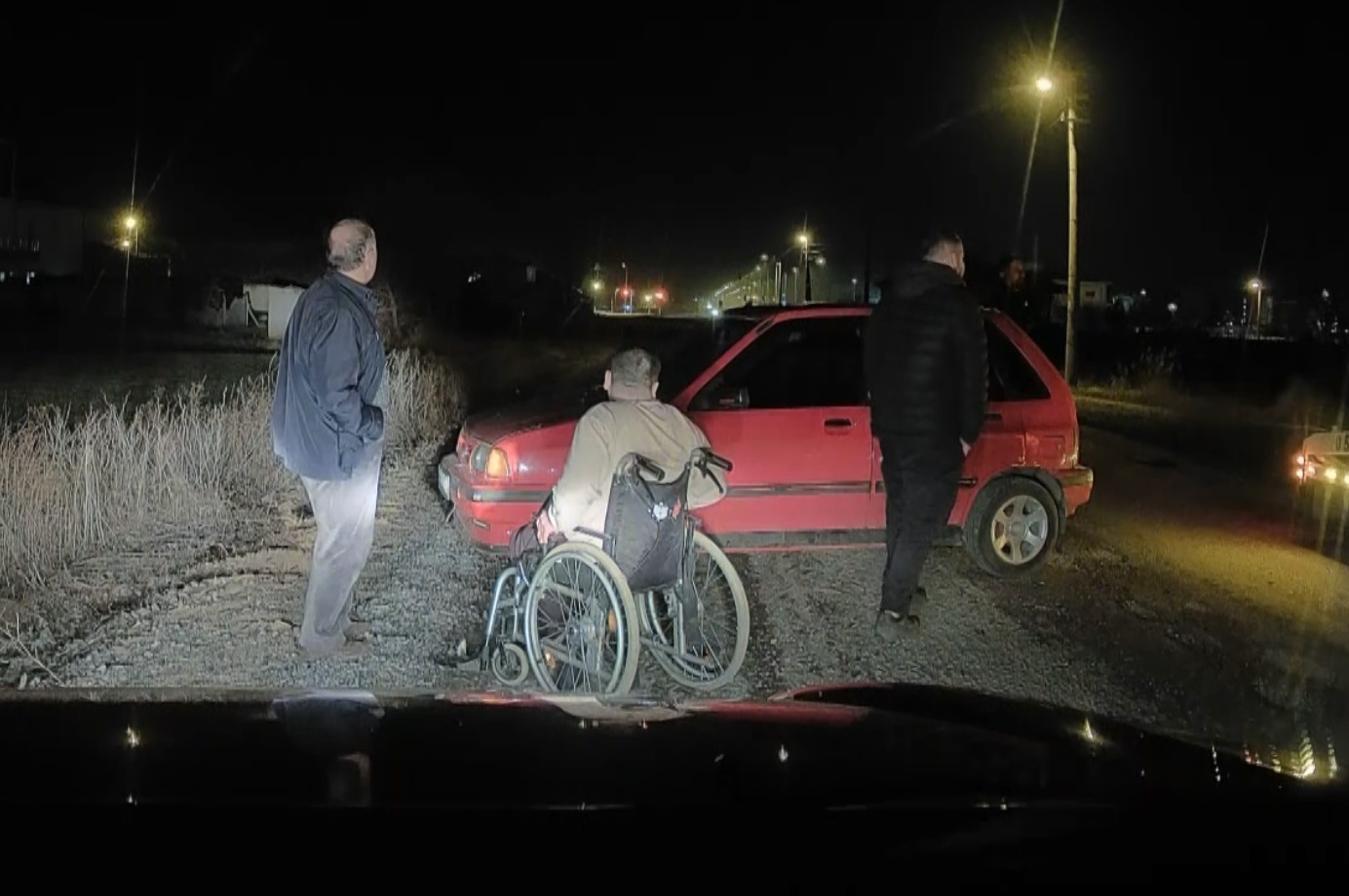 Ara&ccedil; şarampolde, engelli s&uuml;r&uuml;c&uuml; de ara&ccedil;ta mahsur kaldı
