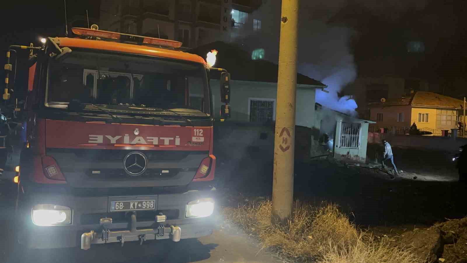 Aksaray&rsquo;da m&uuml;stakil ev alev alev yandı
