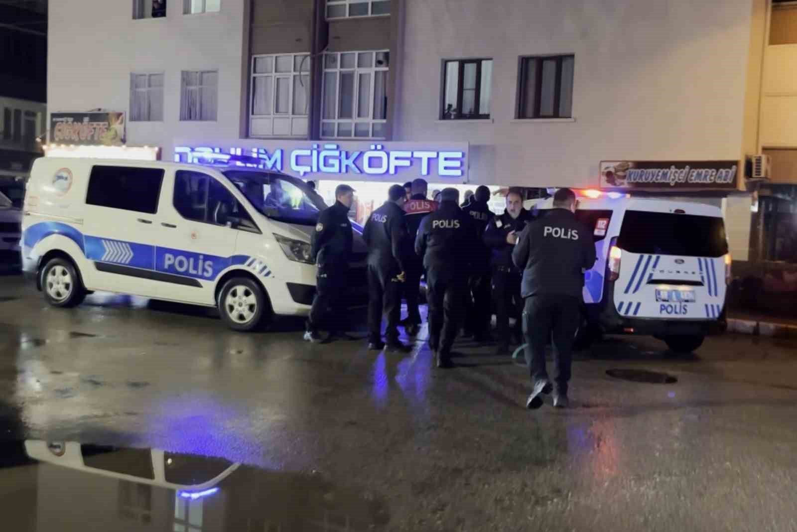 Kavga sonrası g&ouml;zaltına alınan şahıs "Kapıyı kapatmayın" derken, annesi "Adam &ouml;ld&uuml;rmedi, &ccedil;ıkarın benim &ccedil;ocuğumu" dedi
