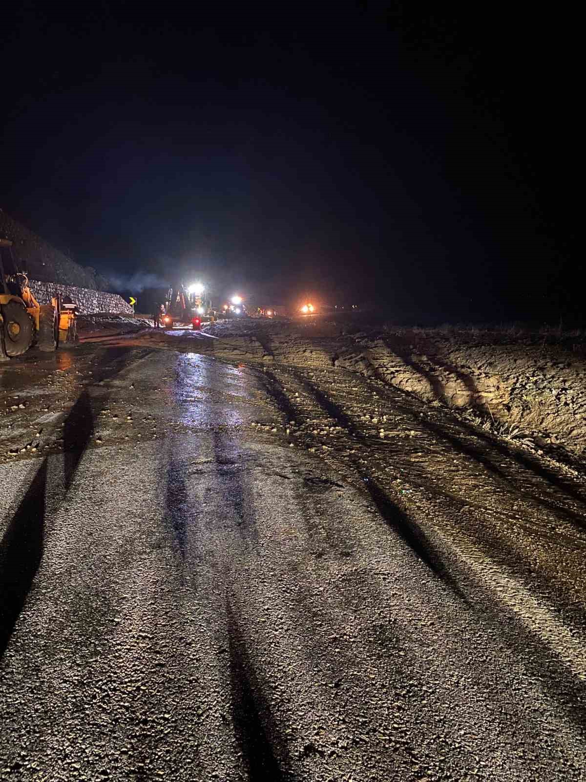 Bolu&rsquo;da yol heyelan nedeniyle ulaşıma kapandı
