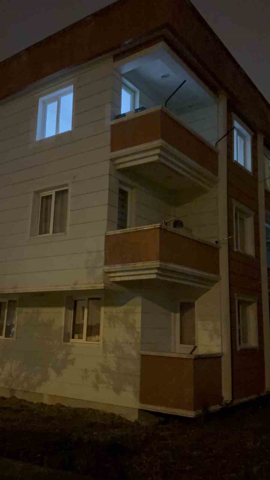 Telefonla y&uuml;ksel sesle konuşma kavgasında ablasını bı&ccedil;aklayıp balkondan atladı
