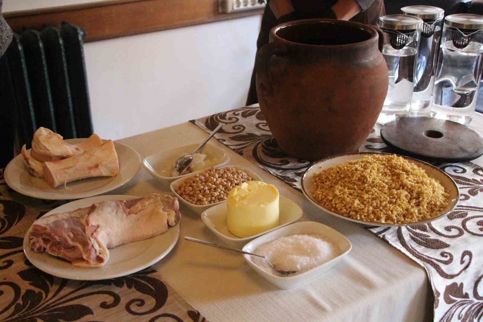 Amasya&rsquo;nın tescilli lezzeti &rsquo;taş fırın keşkeği&rsquo;: Pişmesi 12 saat s&uuml;r&uuml;yor
