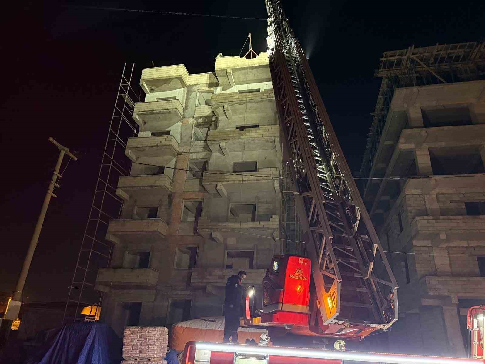 İntihara kalkışan şahsı itfaiye ve polis ekipleri vazge&ccedil;irdi
