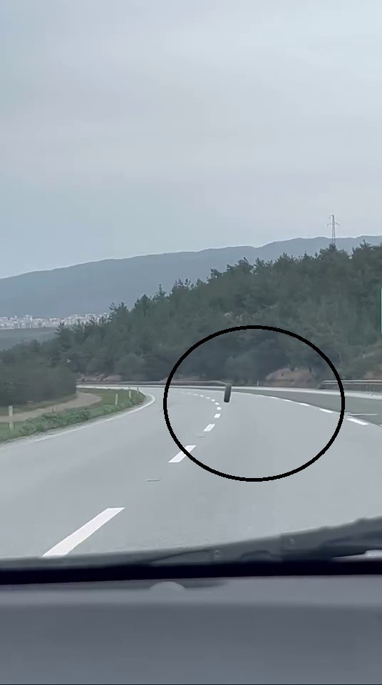 Tırdan fırlayan lastik otobanda y&uuml;zlerce metre ilerledi
