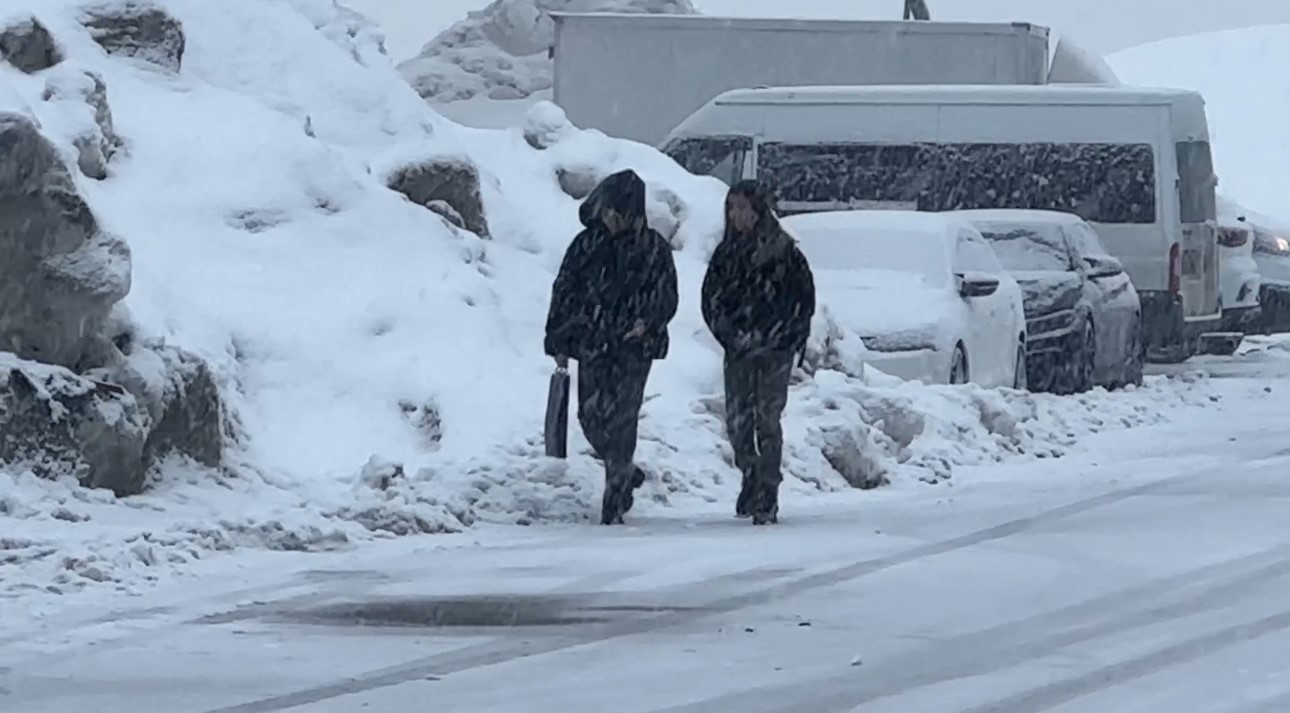 Yüksekova’da kar yağışı etkili oldu