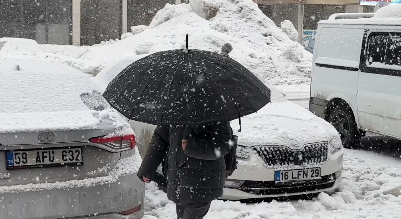 Y&uuml;ksekova&rsquo;da kar yağışı etkili oldu
