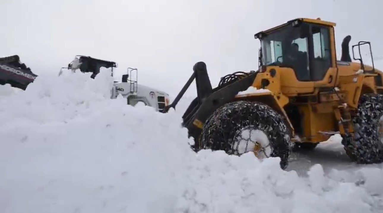 Hakkari&rsquo;de karla m&uuml;cadele: 143 yerleşim yerinin yolu ulaşıma a&ccedil;ıldı
