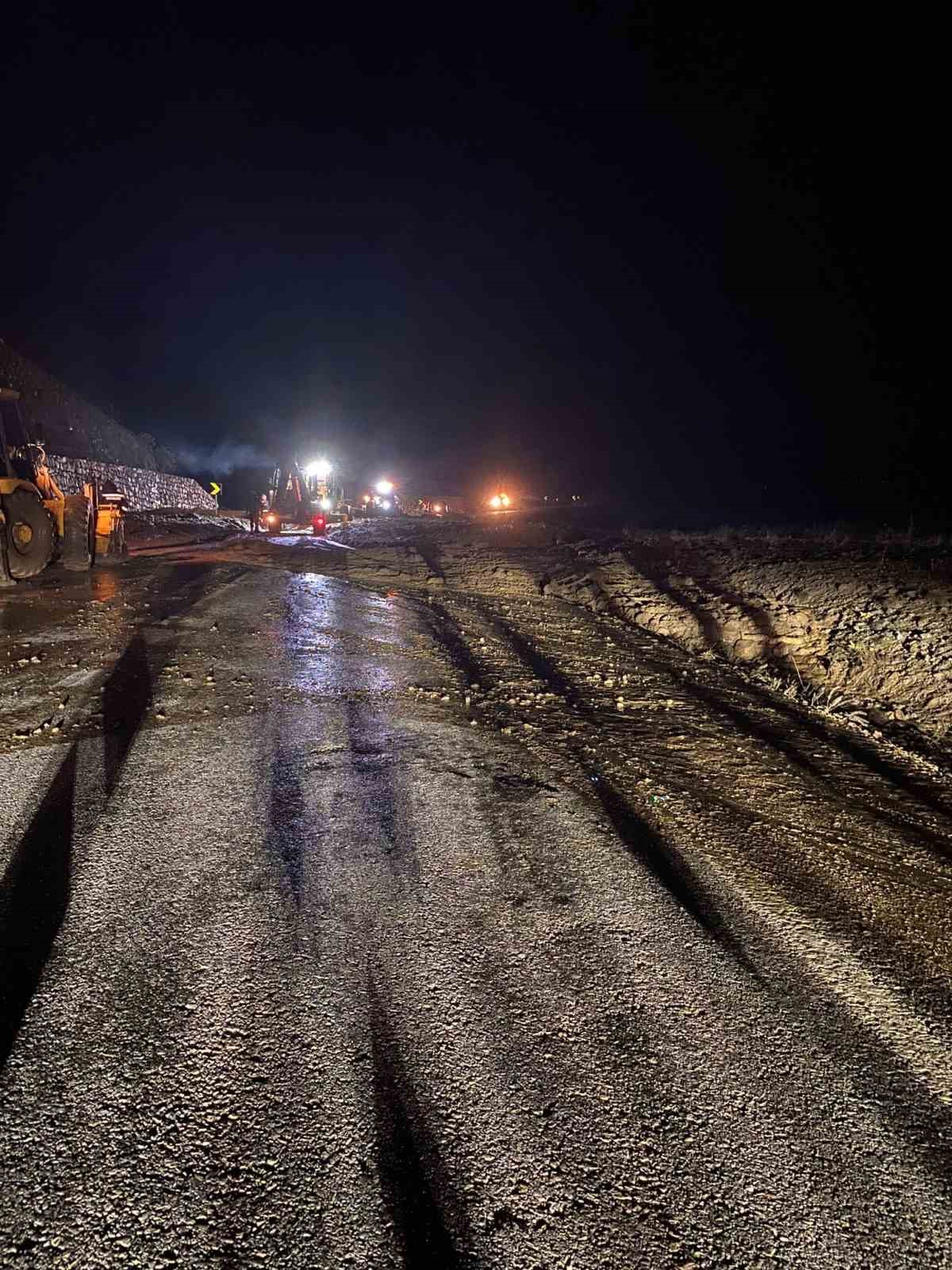 Bolu’da heyelan nedeniyle kapanan yol tekrardan ulaşıma açıldı