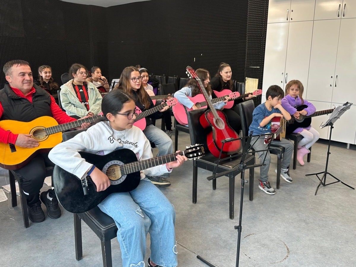 Bilecik Gen&ccedil;lik Merkezi&rsquo;nde gitar kursu s&uuml;r&uuml;yor
