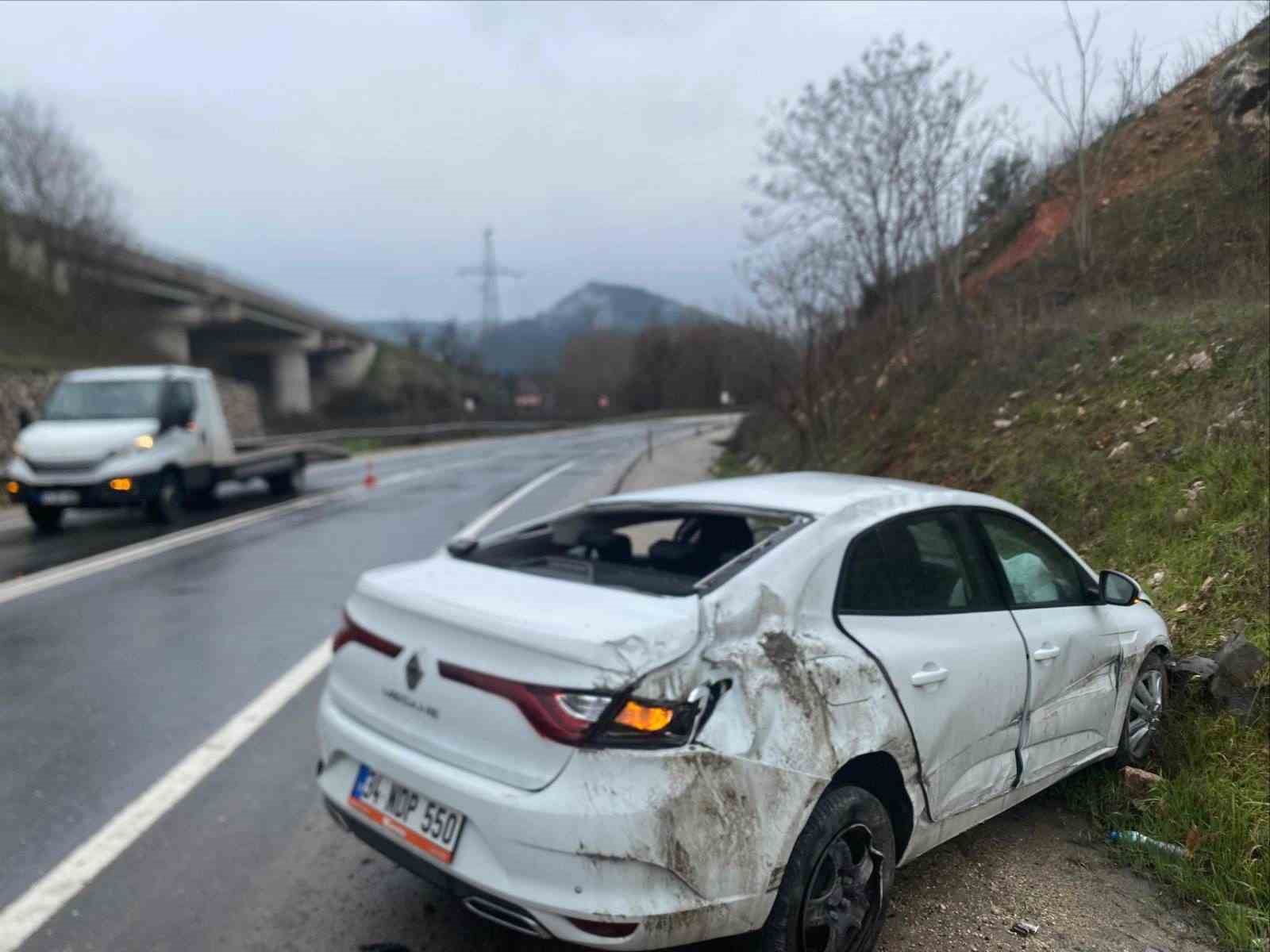 Bilecik&rsquo;te kaygan yol kazaya neden oldu: 2 yaralı
