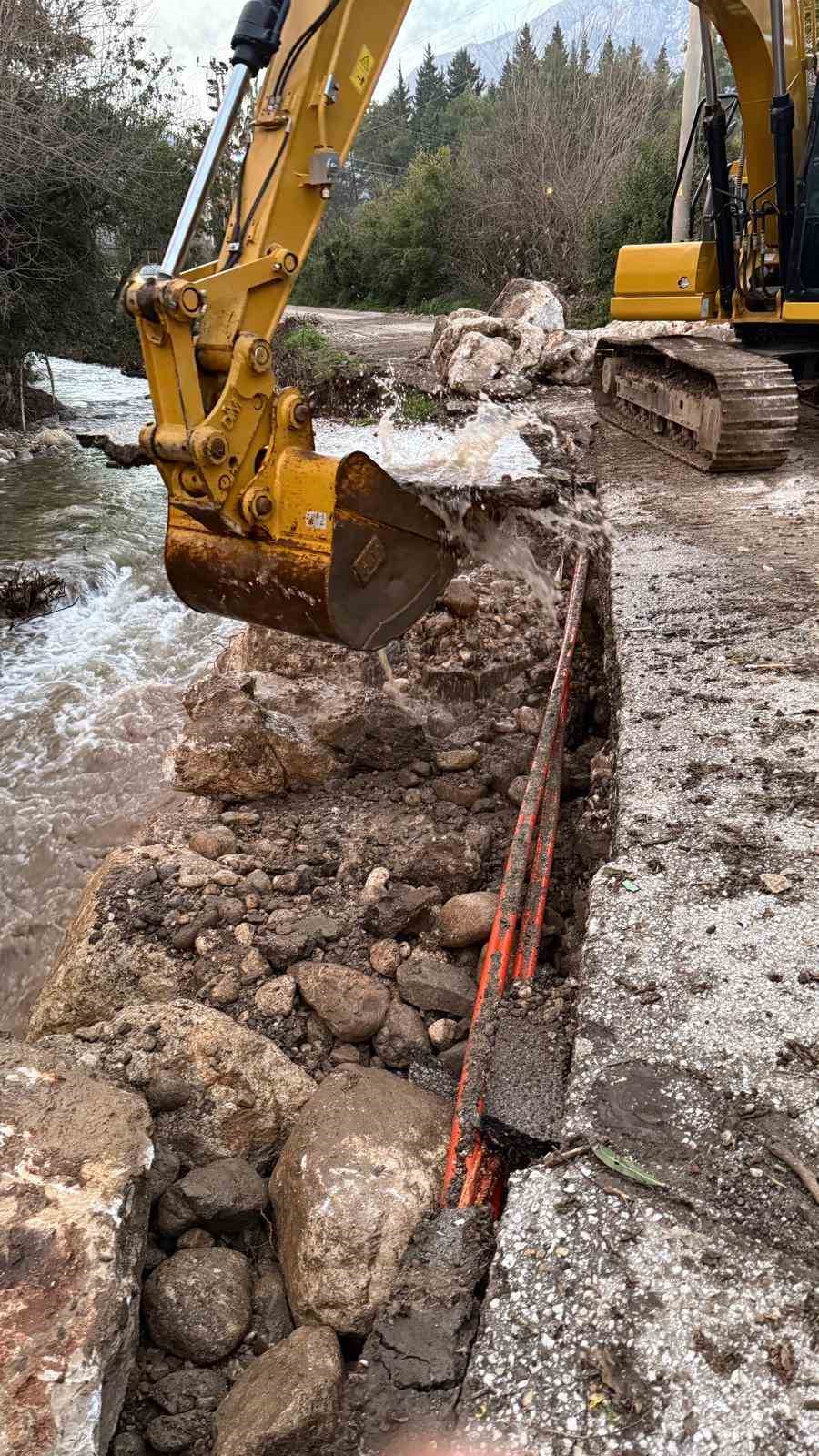 Kemer&rsquo;de şiddetli yağış nedeniyle &ccedil;&ouml;ken yol onarıldı
