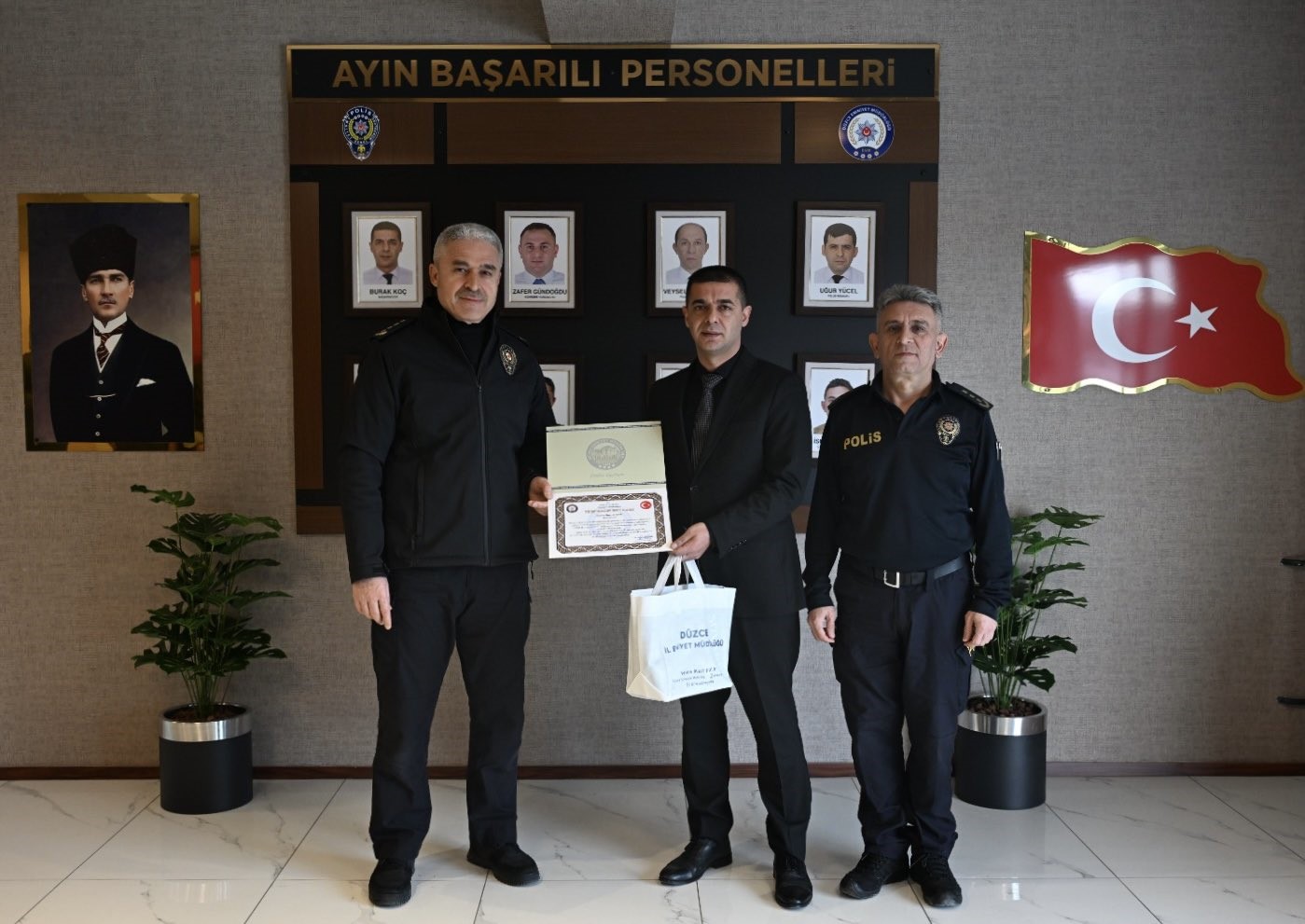 Başarı g&ouml;steren emniyet personeline teşekk&uuml;r belgesi
