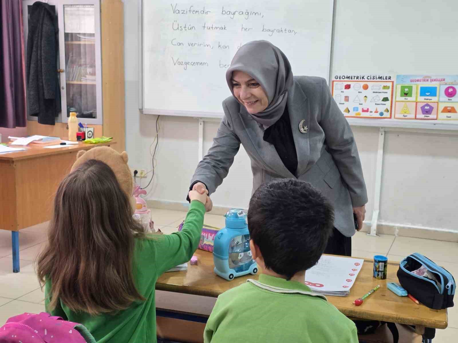 Öğrencilerle bayrak temalı derste buluştu
