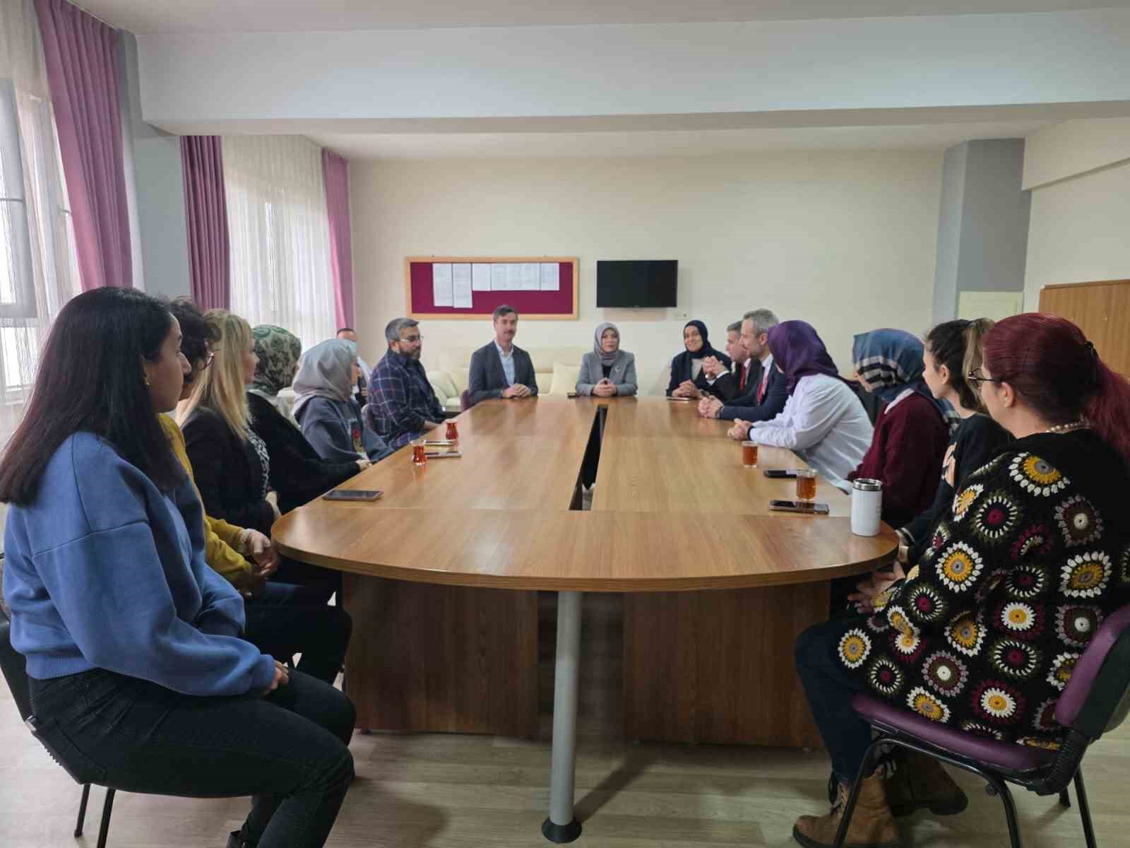 &Ouml;ğrencilerle bayrak temalı derste buluştu
