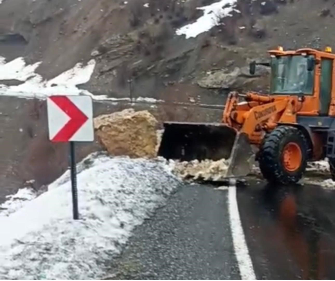 Şırnak&rsquo;ta dev kayalar yolu kapattı
