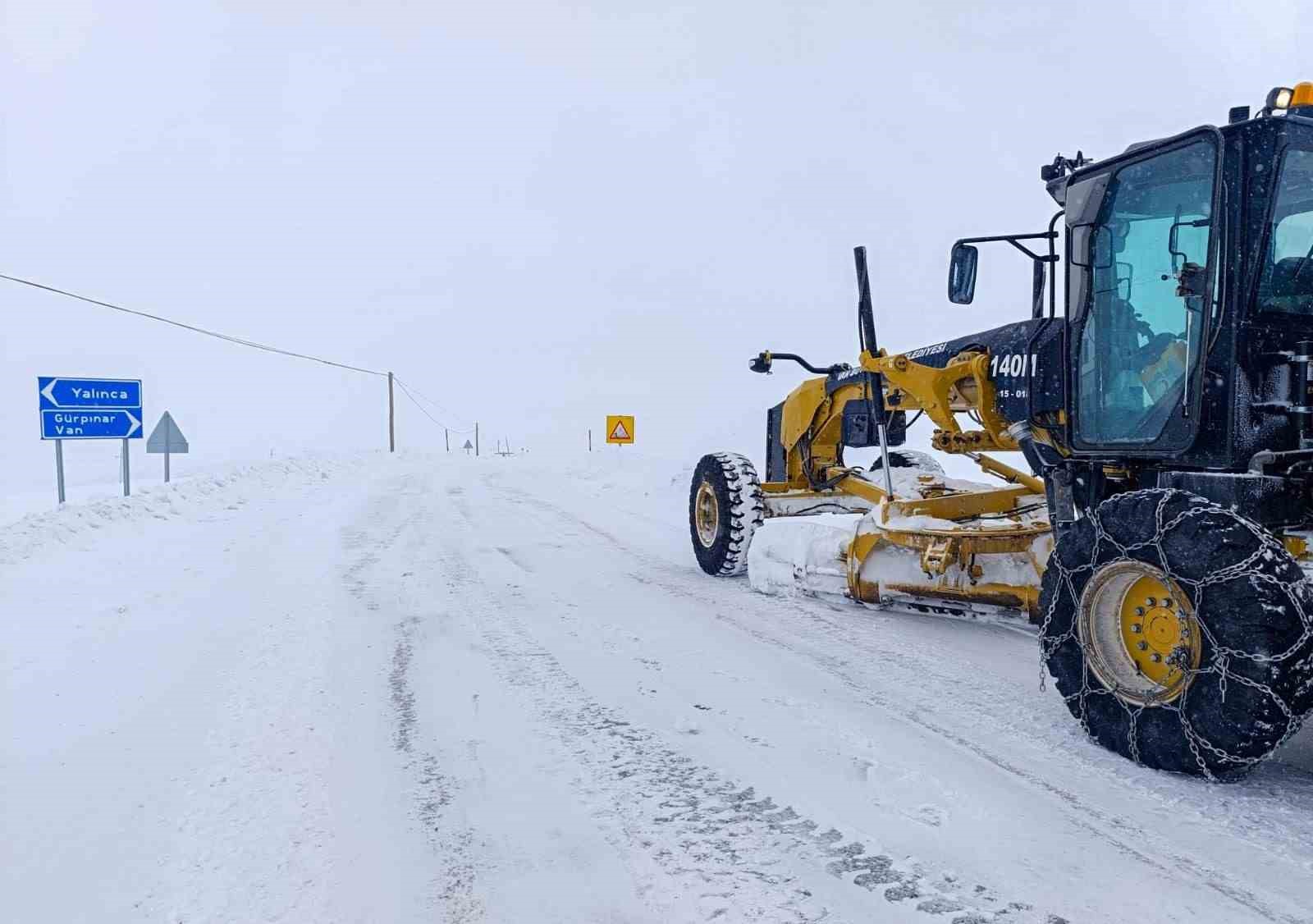 Van’da 141 yerleşim yerinin yolu kapandı