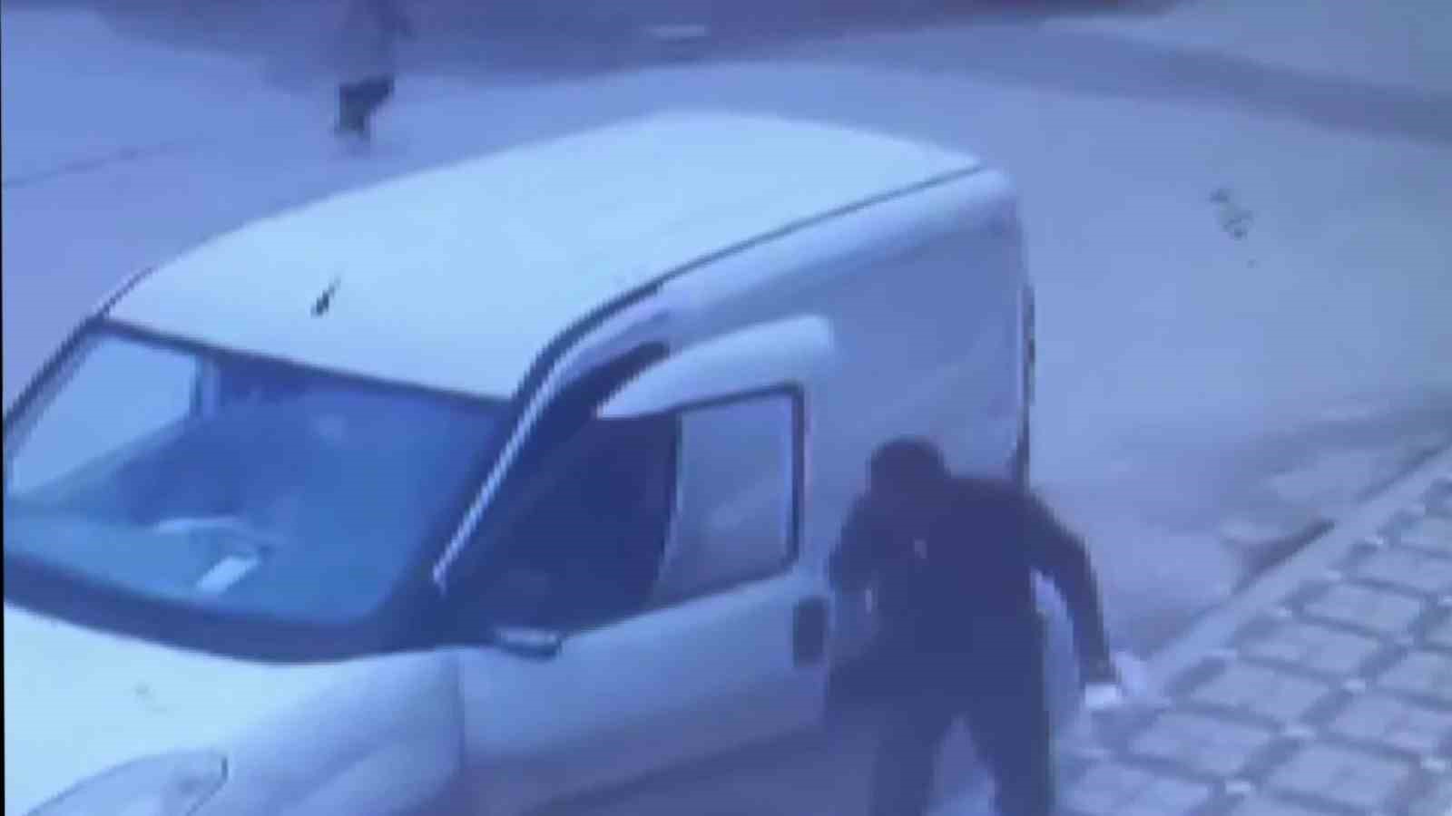 Dedektif gibi iz süren apartman yönetimi, asansördeki idrar kokusunun kaynağının kargocu olduğunu tespit etti