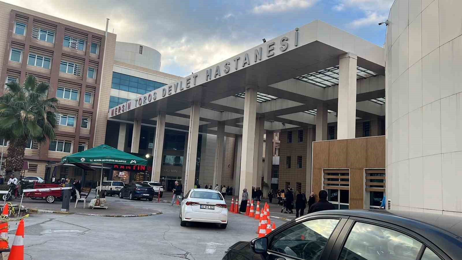 Hastane koridorlarında dolaşan köpek tedirgin etti