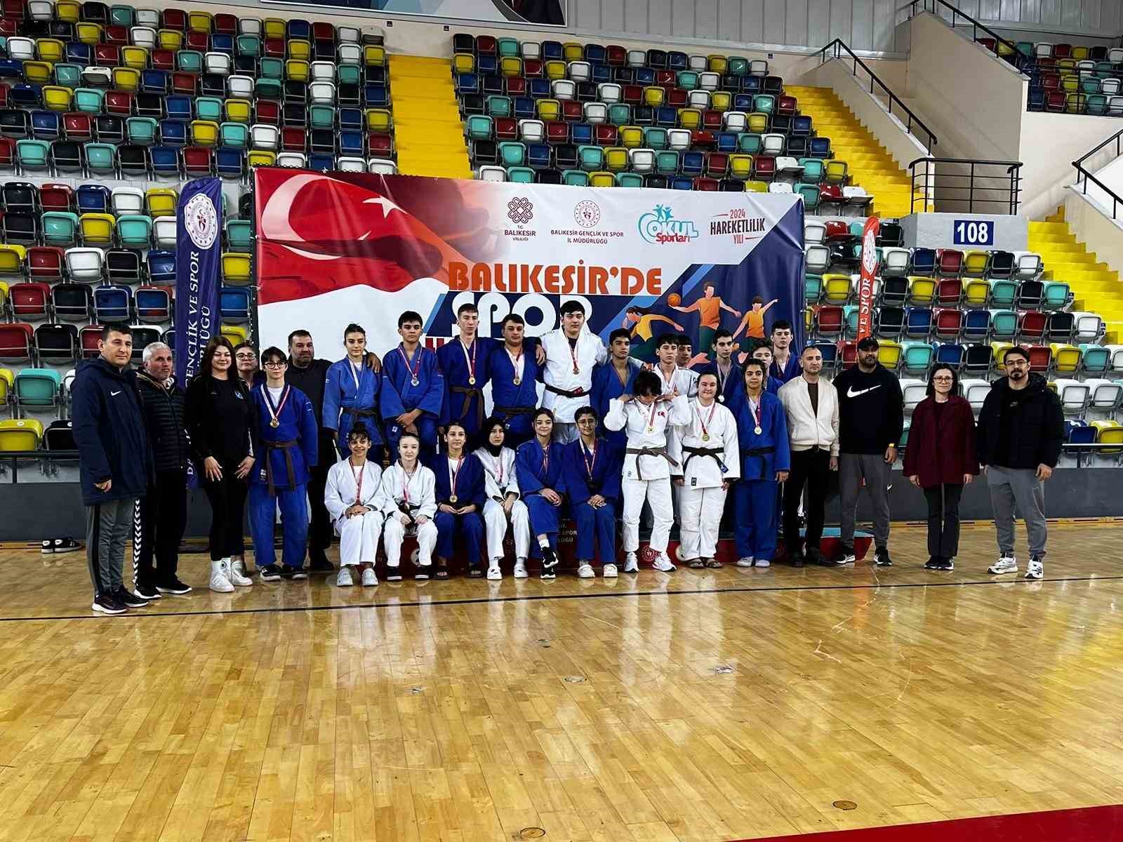 Balıkesir B&uuml;y&uuml;kşehir&rsquo;in sporcuları g&uuml;reş ve judoda 18 madalya topladı
