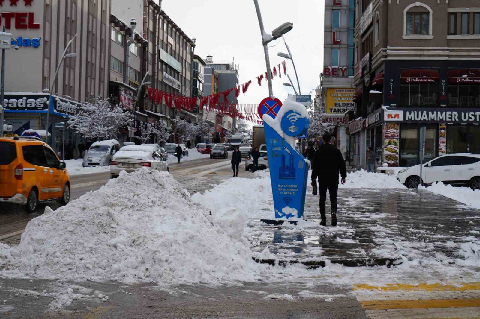 Erzurum yine beyaza büründü: 775 köy yolu ulaşıma kapandı
