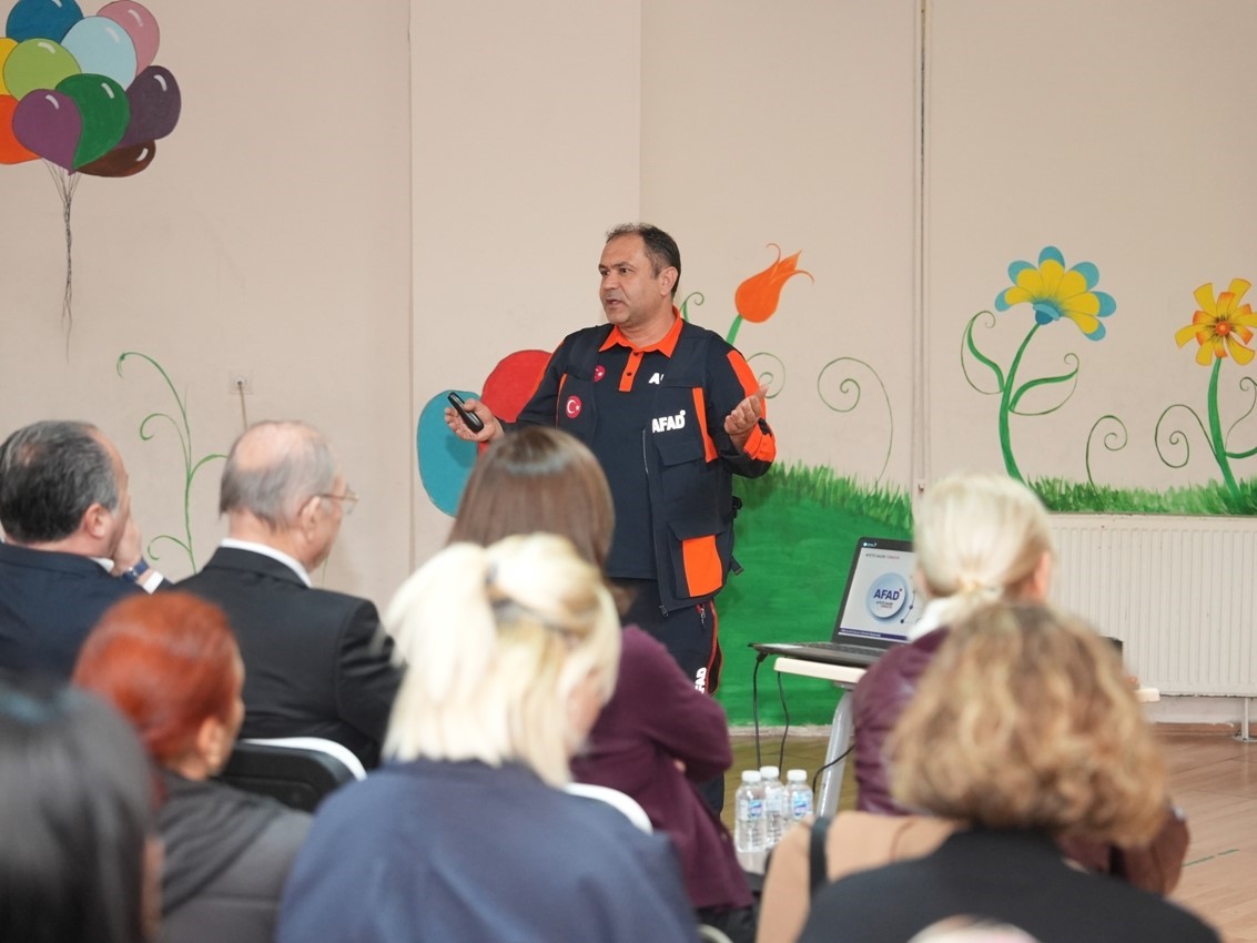 Annelere bağımlılıkla m&uuml;cadele ve afet bilinci semineri verildi
