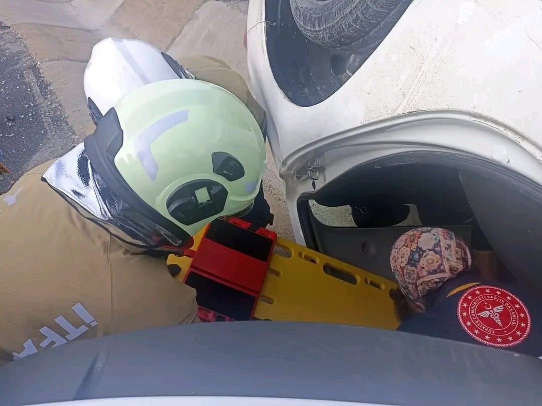 Yayladağı&rsquo;nda takla atan otomobilin s&uuml;r&uuml;c&uuml;s&uuml; yaralandı
