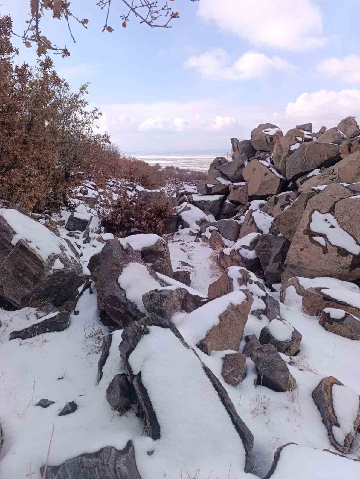 Karapınar&rsquo;da eriyen kar suları derelere canlandırdı

