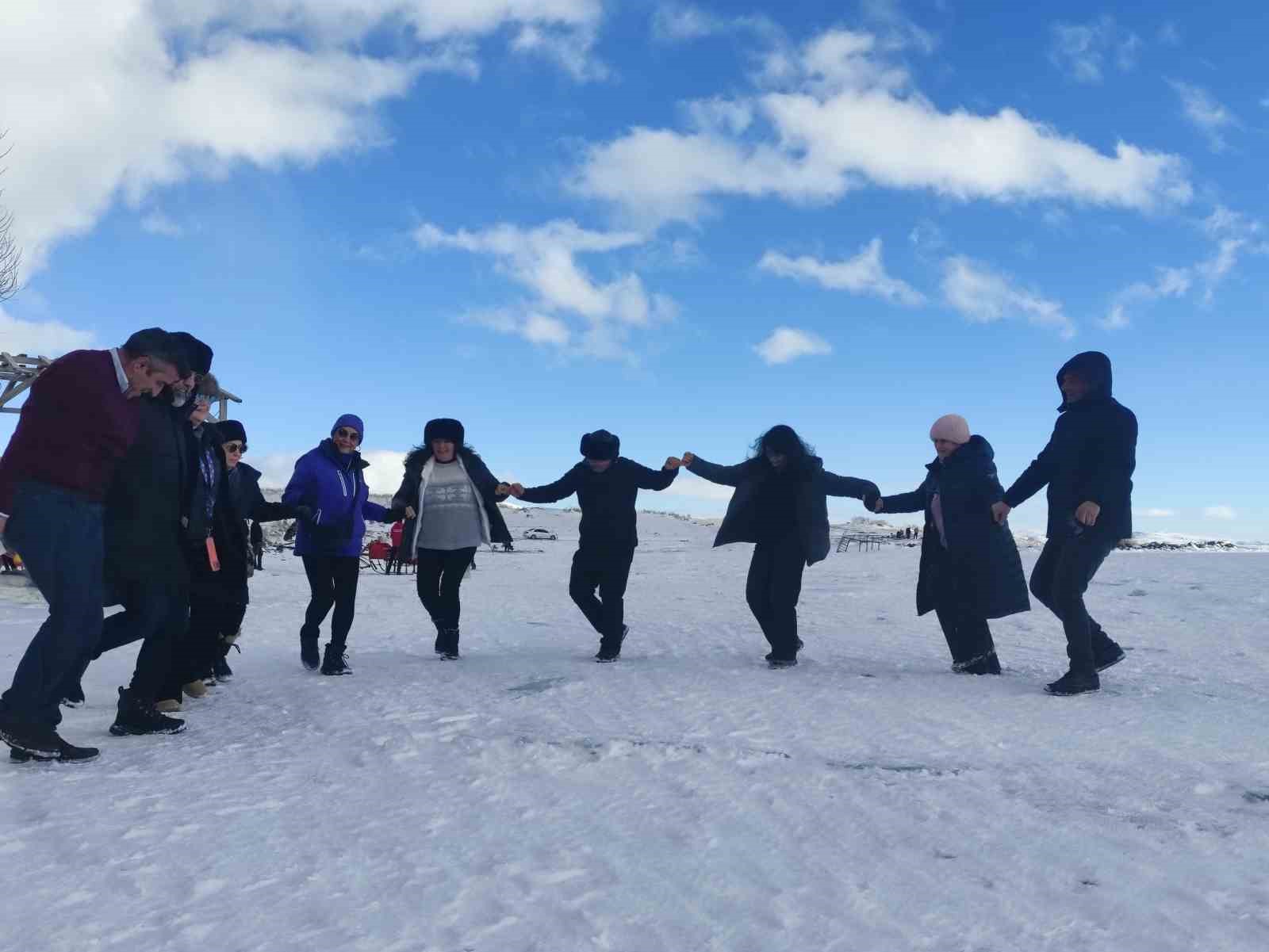 &Ccedil;ıldır G&ouml;l&uuml; &uuml;zerinde atlı gezi ve halay keyfi
