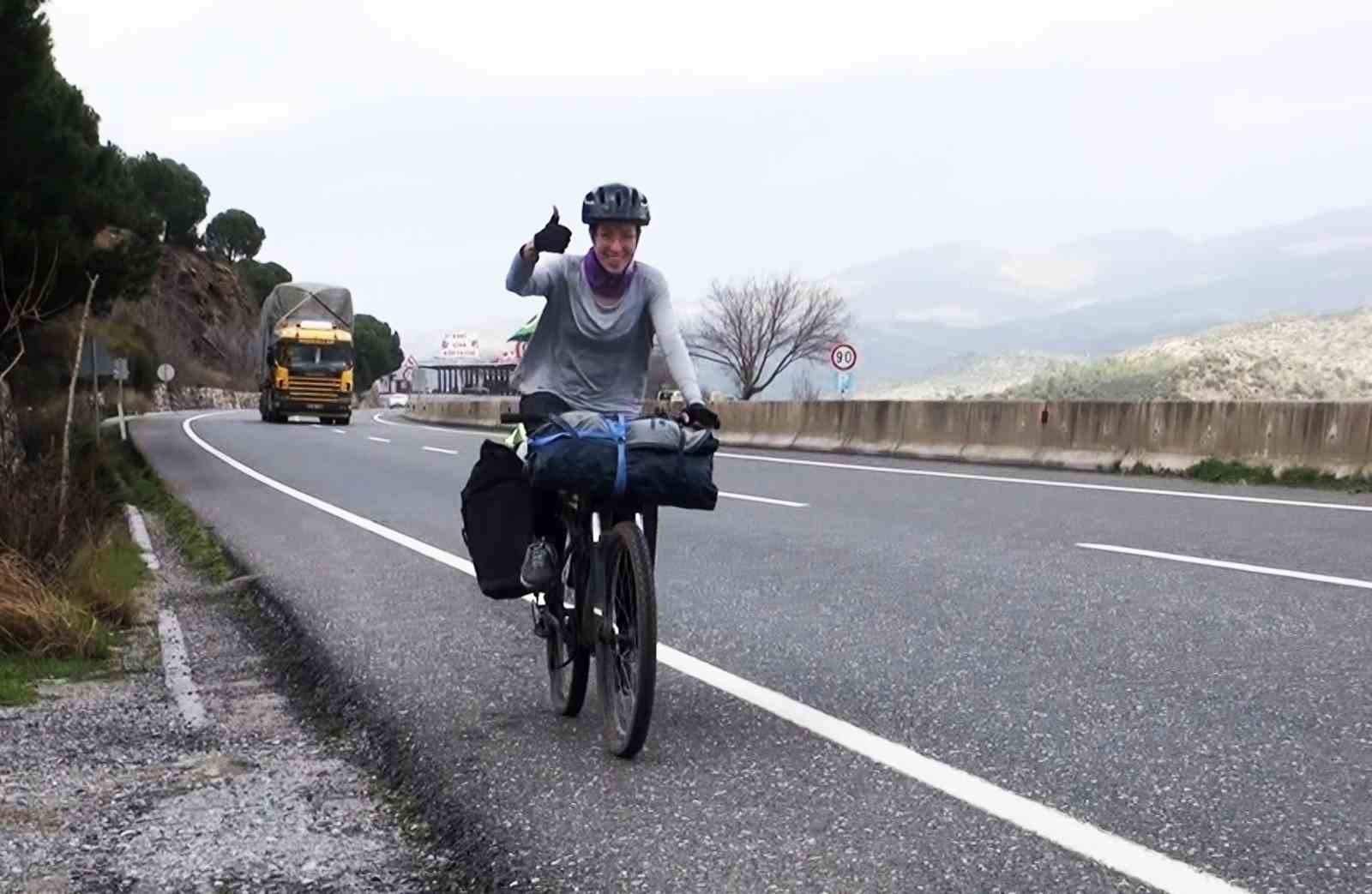 Yeni kültürleri tanımak için Brezilya’dan Çin’e pedal çeviriyor