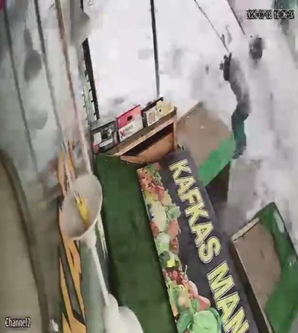 Kars&rsquo;ta kar k&uuml;tlesinden şans eseri kurtuldu
